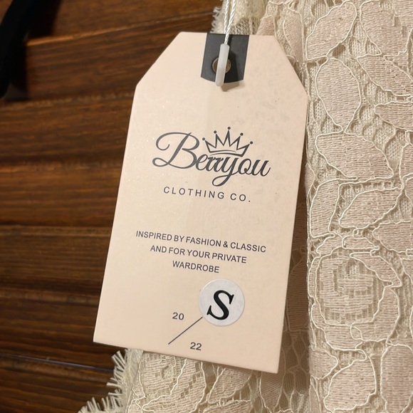 NWT Berryou Lace Ivory Cream Sleeveless Blouse - Picture 4 of 7